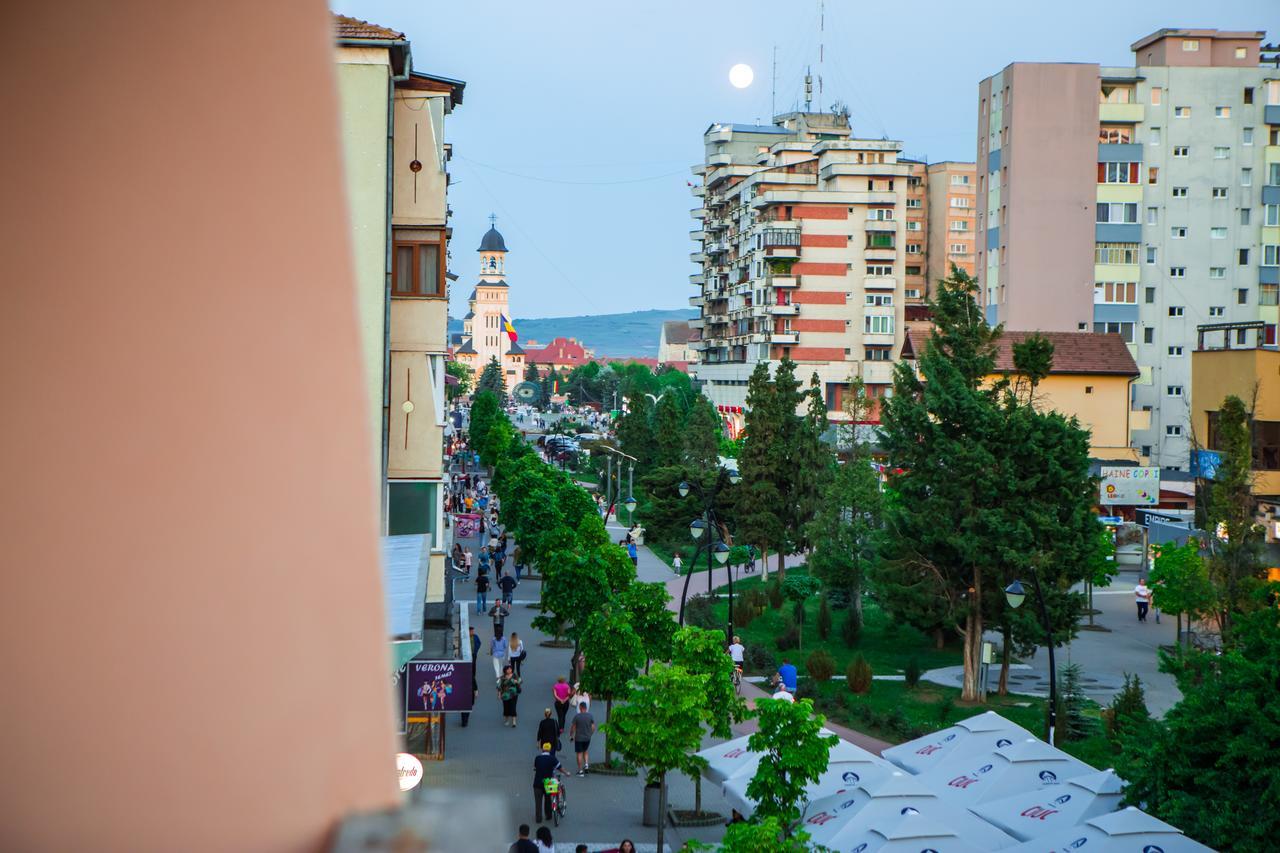 Middle Of The Boulevard Alba Iulia Exteriör bild